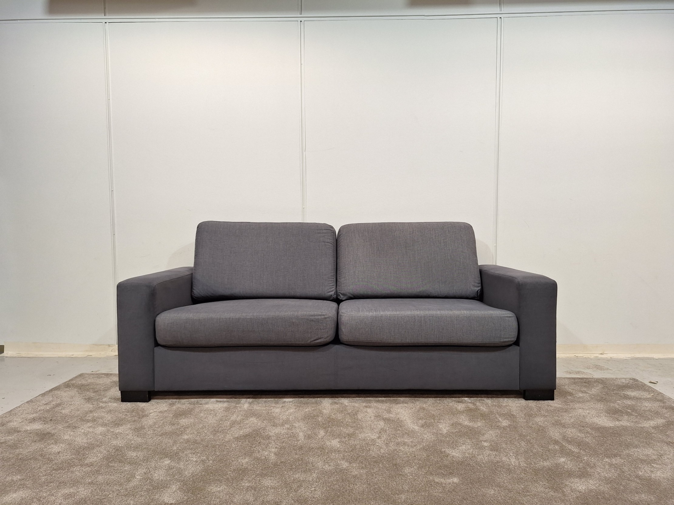 kolme istuttava sohva