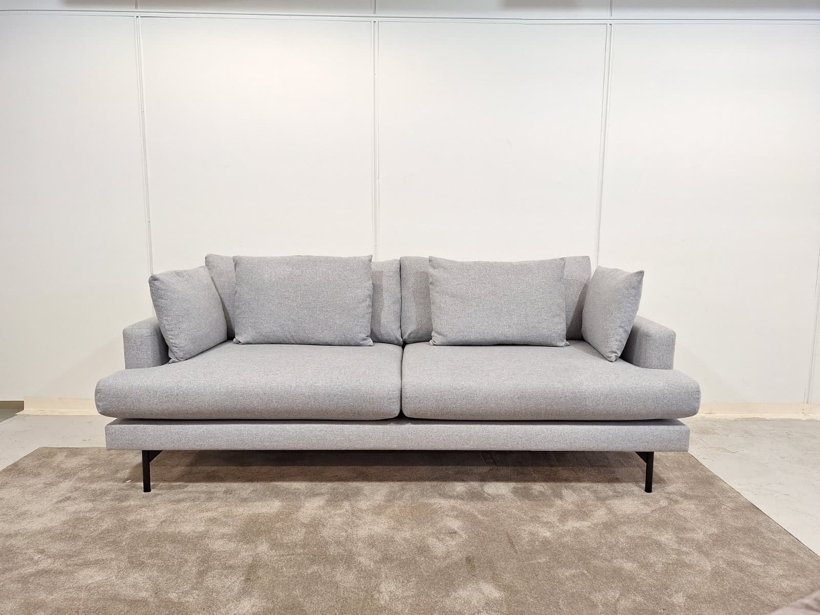 Sofacompany tyylikäs Sohva